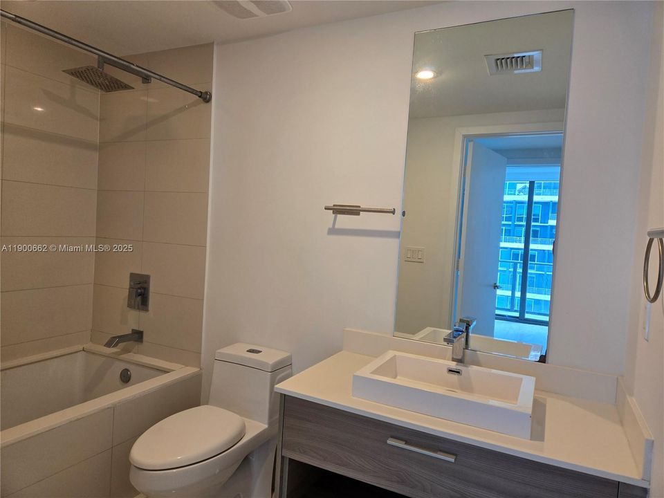 Active With Contract: $3,450 (1 beds, 1 baths, 570 Square Feet)