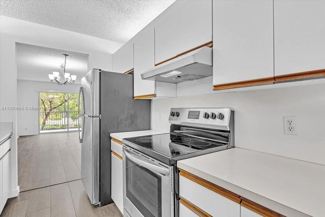 Active With Contract: $2,000 (2 beds, 2 baths, 1100 Square Feet)