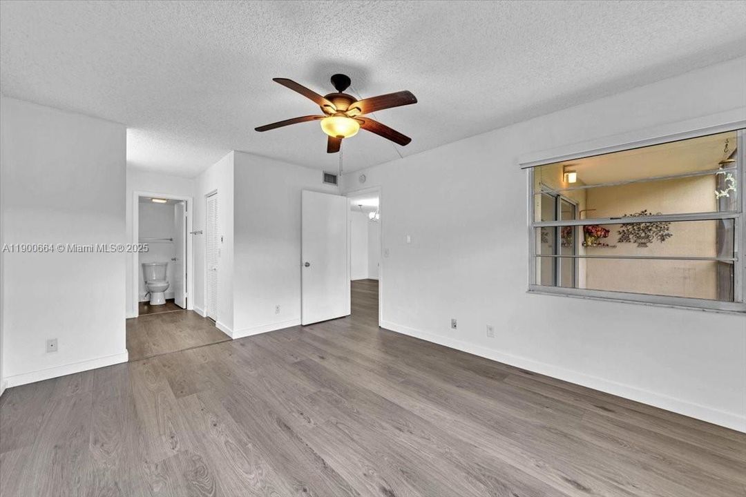 Active With Contract: $2,000 (2 beds, 2 baths, 1100 Square Feet)