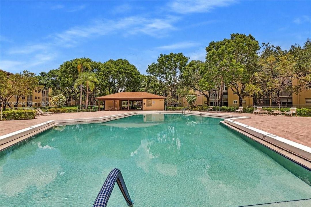 Active With Contract: $2,000 (2 beds, 2 baths, 1100 Square Feet)