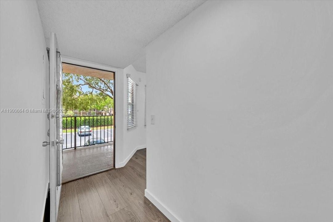 Active With Contract: $2,000 (2 beds, 2 baths, 1100 Square Feet)