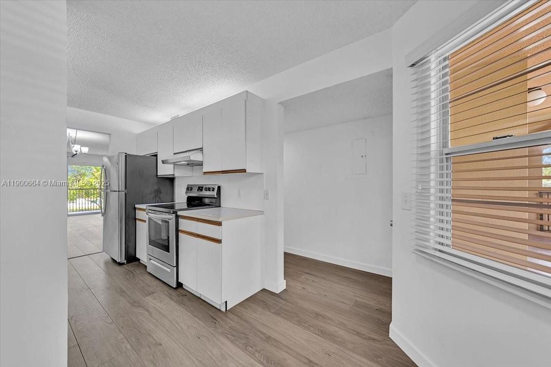 Active With Contract: $2,000 (2 beds, 2 baths, 1100 Square Feet)