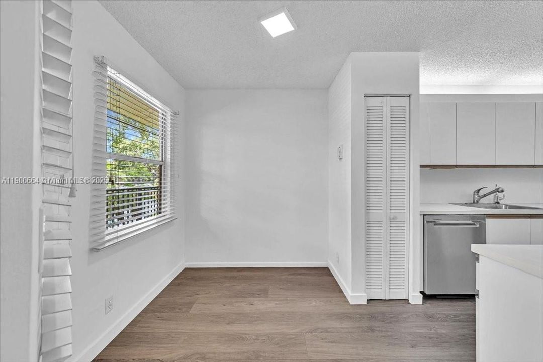 Active With Contract: $2,000 (2 beds, 2 baths, 1100 Square Feet)