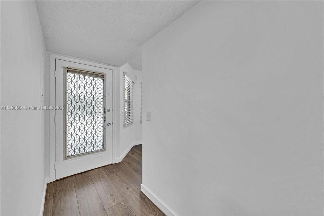 Active With Contract: $2,000 (2 beds, 2 baths, 1100 Square Feet)