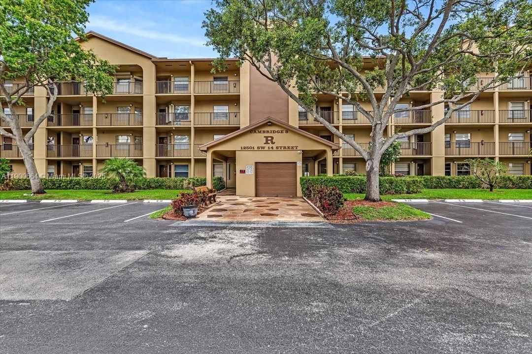 Active With Contract: $2,000 (2 beds, 2 baths, 1100 Square Feet)