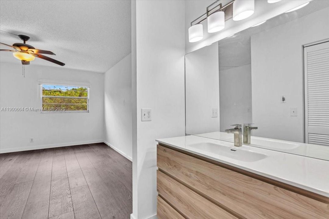 Active With Contract: $2,000 (2 beds, 2 baths, 1100 Square Feet)