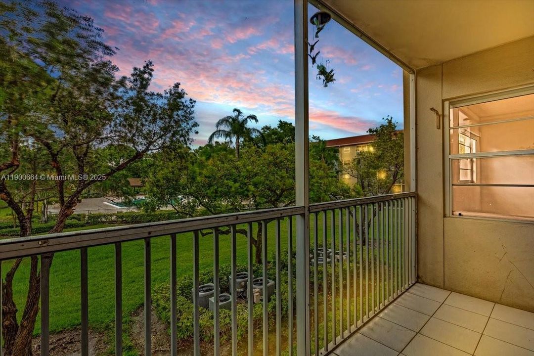 Active With Contract: $2,000 (2 beds, 2 baths, 1100 Square Feet)