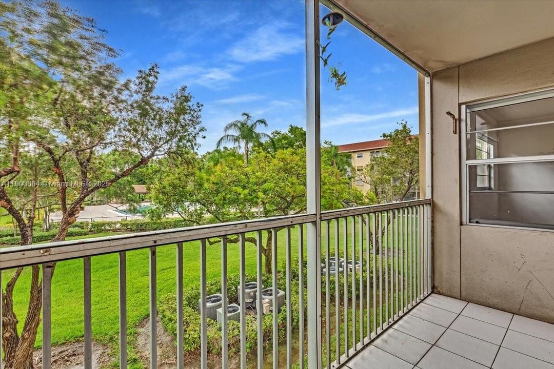 Active With Contract: $2,000 (2 beds, 2 baths, 1100 Square Feet)