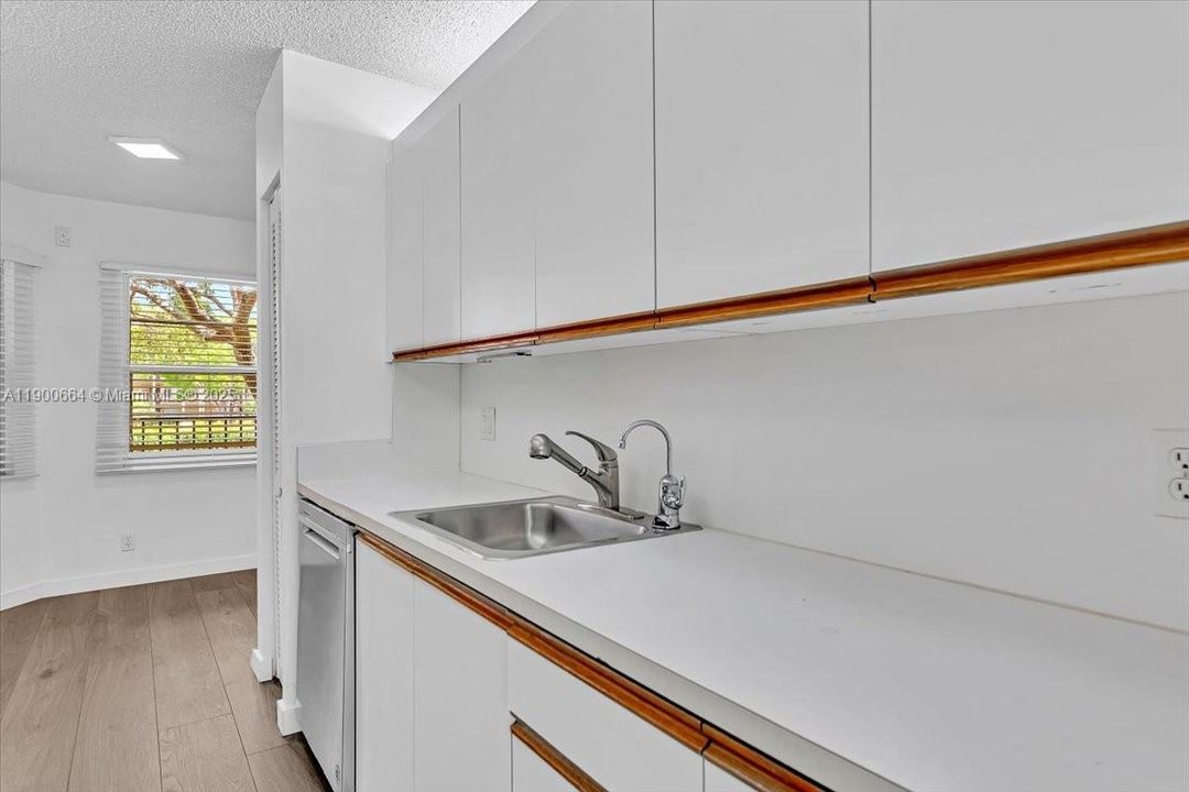 Active With Contract: $2,000 (2 beds, 2 baths, 1100 Square Feet)