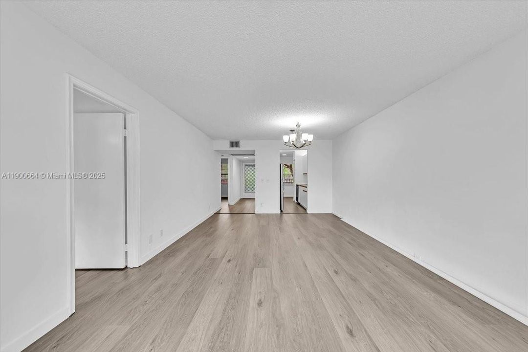 Active With Contract: $2,000 (2 beds, 2 baths, 1100 Square Feet)