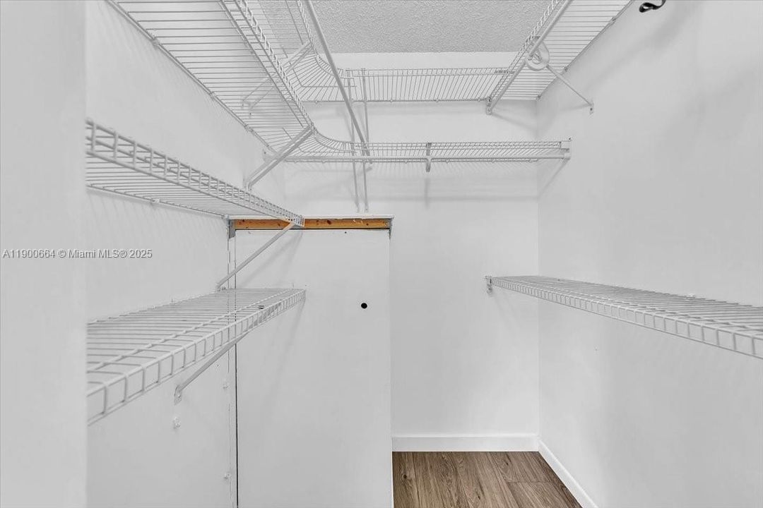 Active With Contract: $2,000 (2 beds, 2 baths, 1100 Square Feet)