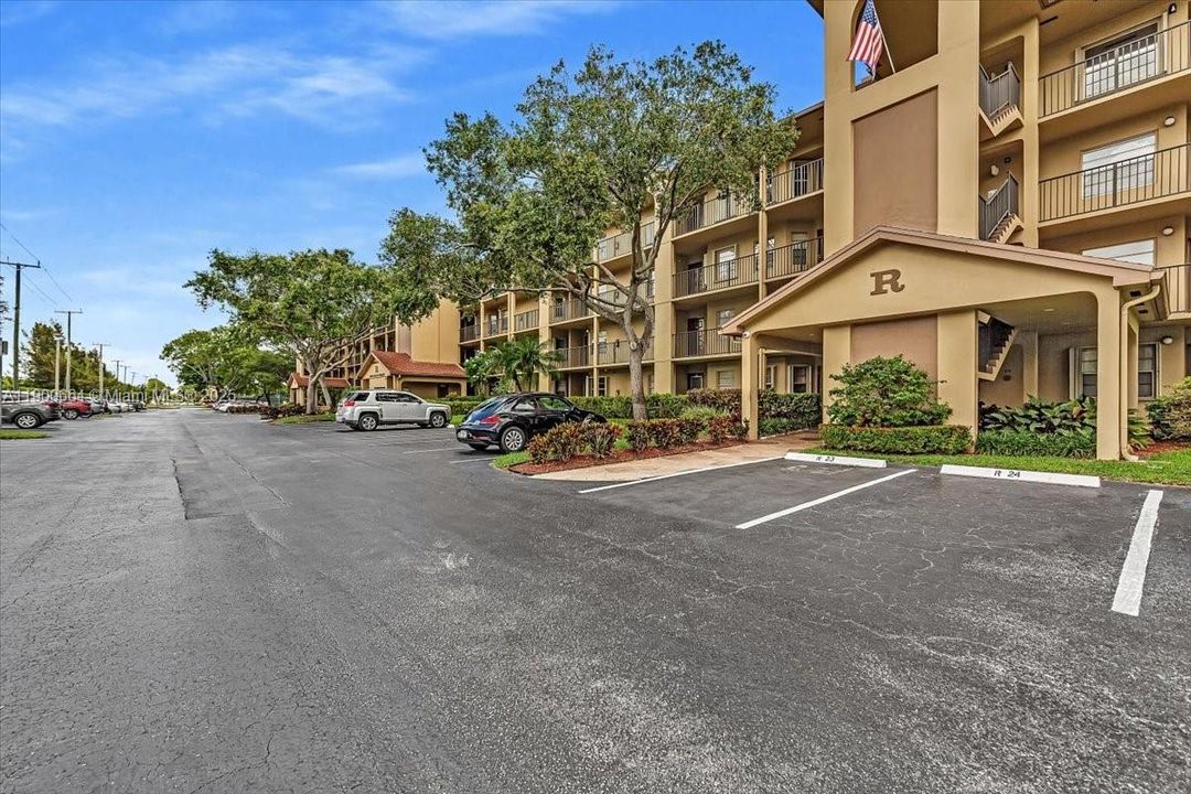 Active With Contract: $2,000 (2 beds, 2 baths, 1100 Square Feet)