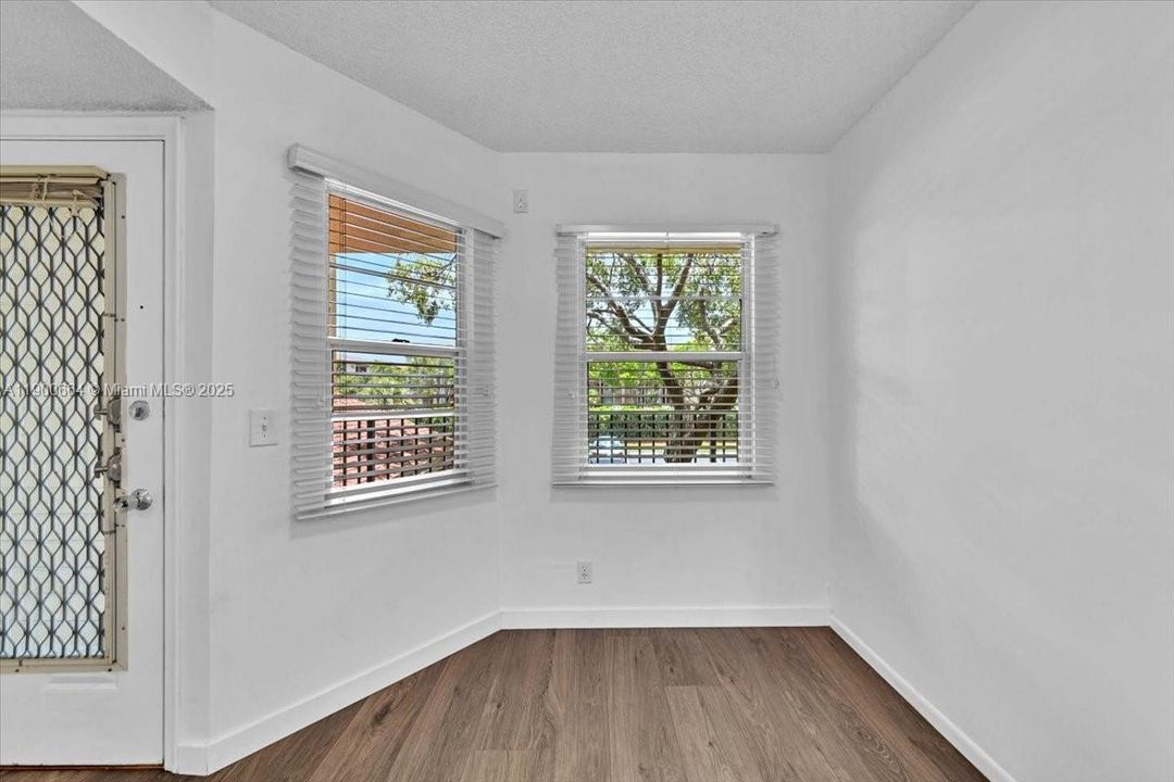 Active With Contract: $2,000 (2 beds, 2 baths, 1100 Square Feet)