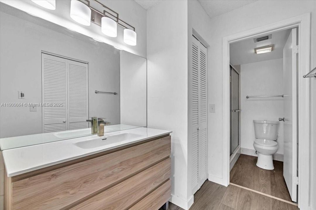 Active With Contract: $2,000 (2 beds, 2 baths, 1100 Square Feet)