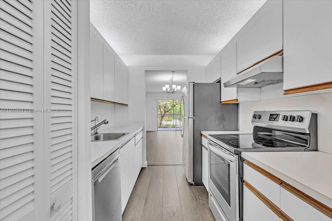 Active With Contract: $2,000 (2 beds, 2 baths, 1100 Square Feet)