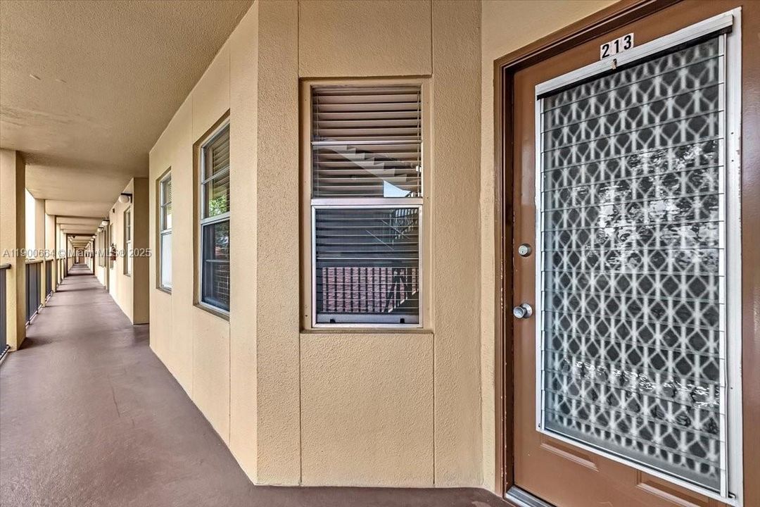 Active With Contract: $2,000 (2 beds, 2 baths, 1100 Square Feet)