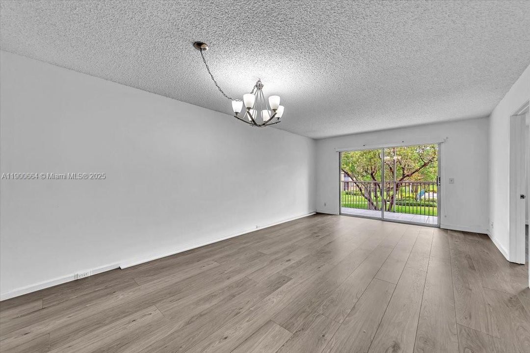 Active With Contract: $2,000 (2 beds, 2 baths, 1100 Square Feet)