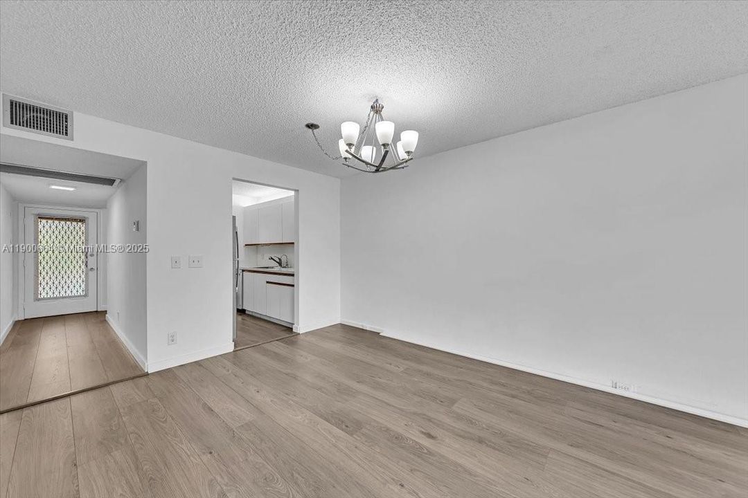 Active With Contract: $2,000 (2 beds, 2 baths, 1100 Square Feet)