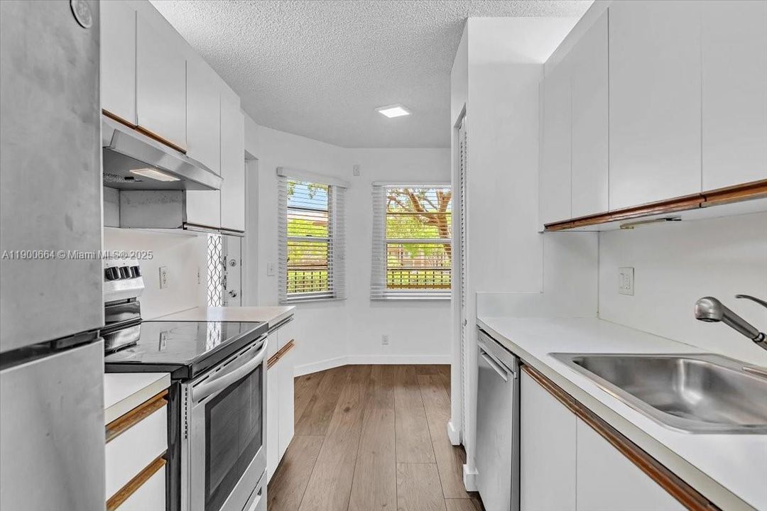 Active With Contract: $2,000 (2 beds, 2 baths, 1100 Square Feet)