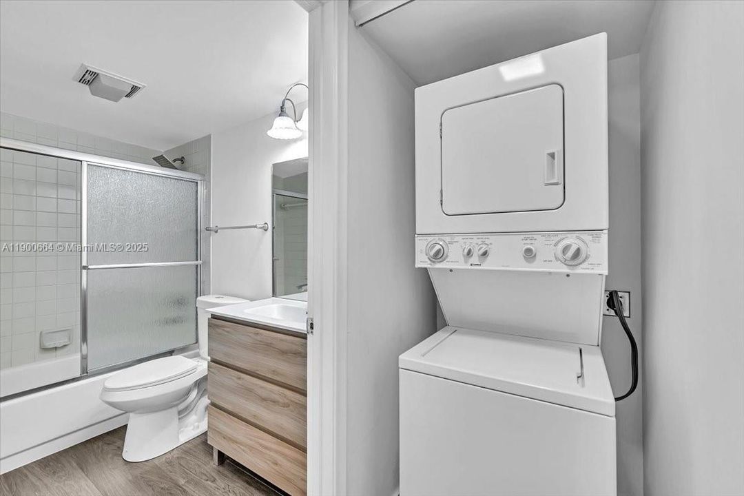 Active With Contract: $2,000 (2 beds, 2 baths, 1100 Square Feet)