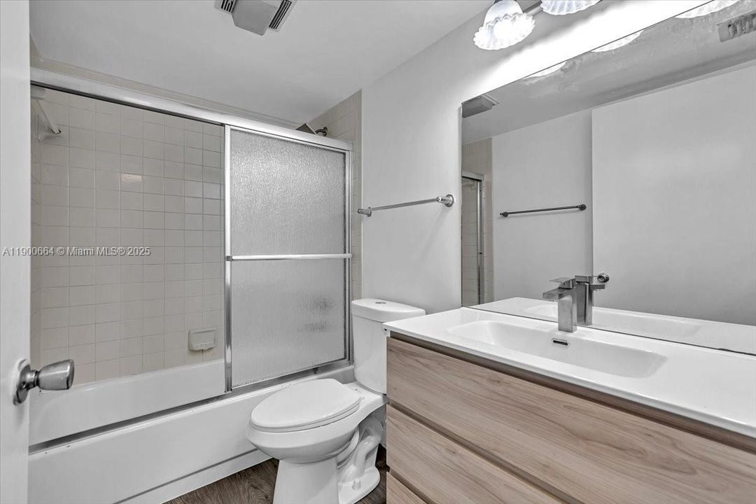 Active With Contract: $2,000 (2 beds, 2 baths, 1100 Square Feet)