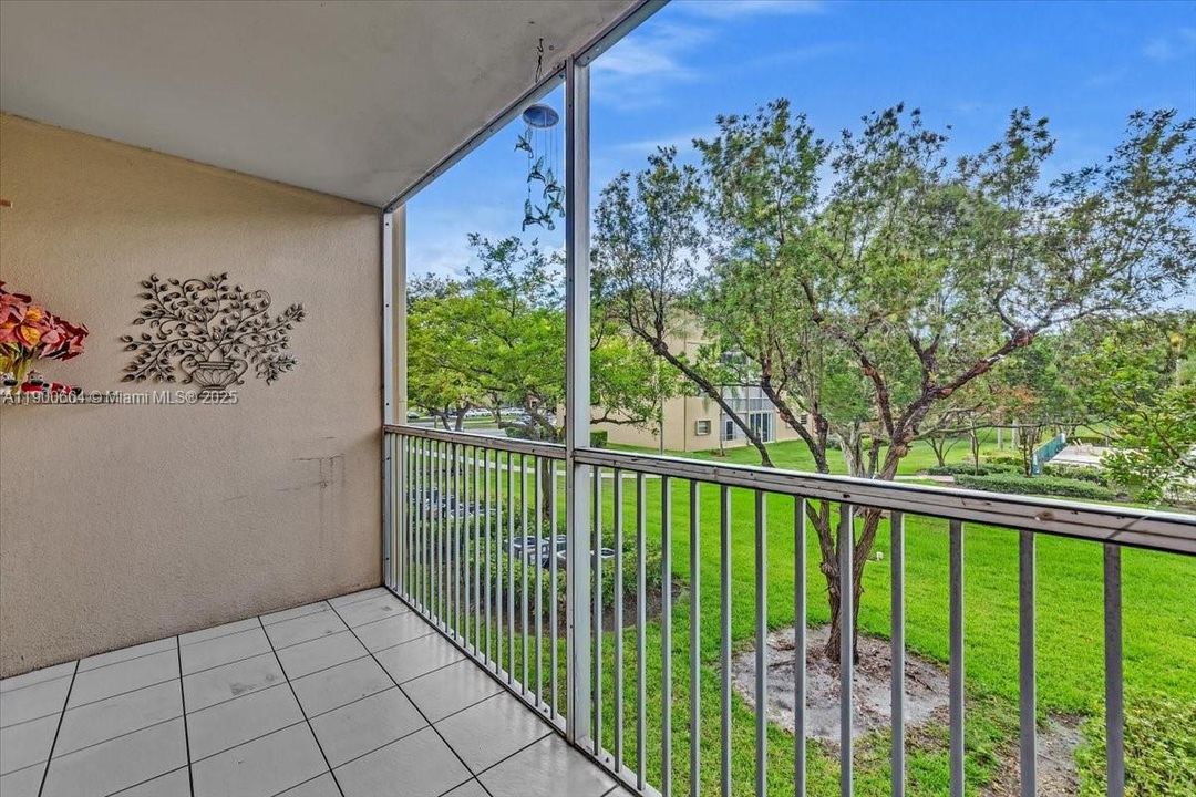 Active With Contract: $2,000 (2 beds, 2 baths, 1100 Square Feet)