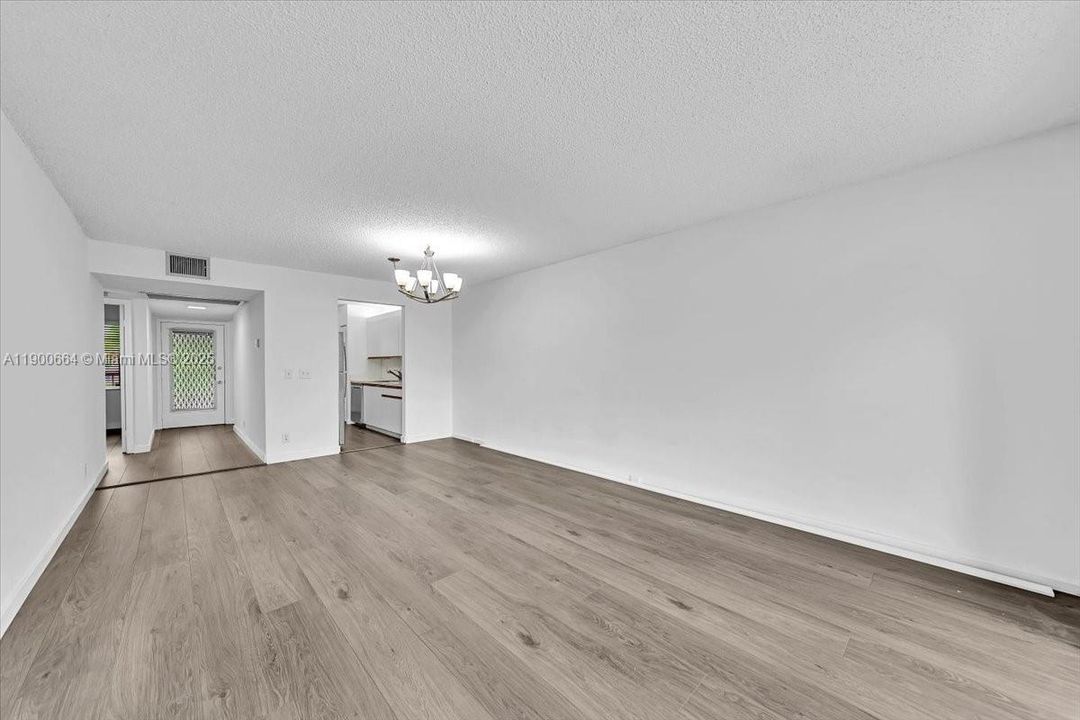 Active With Contract: $2,000 (2 beds, 2 baths, 1100 Square Feet)