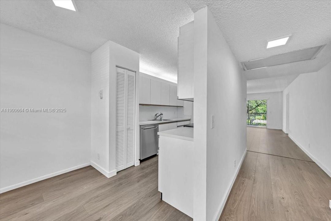 Active With Contract: $2,000 (2 beds, 2 baths, 1100 Square Feet)