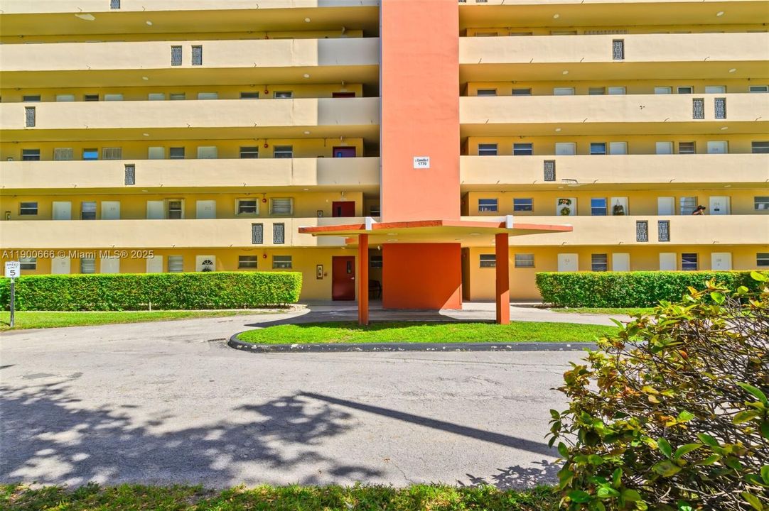 For Rent: $1,750 (1 beds, 1 baths, 1036 Square Feet)