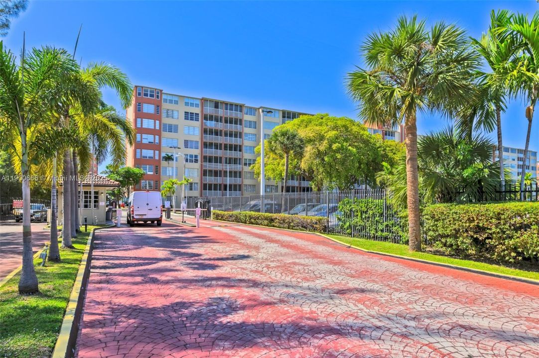 For Rent: $1,750 (1 beds, 1 baths, 1036 Square Feet)