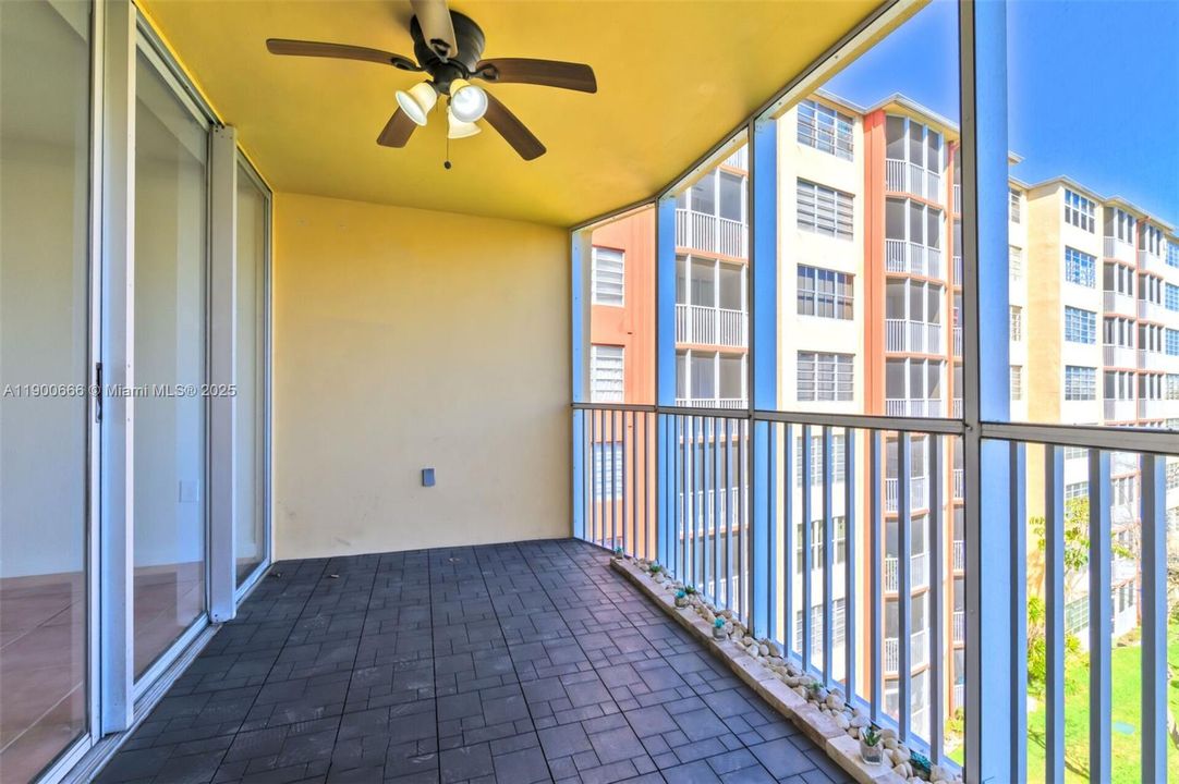 For Rent: $1,750 (1 beds, 1 baths, 1036 Square Feet)