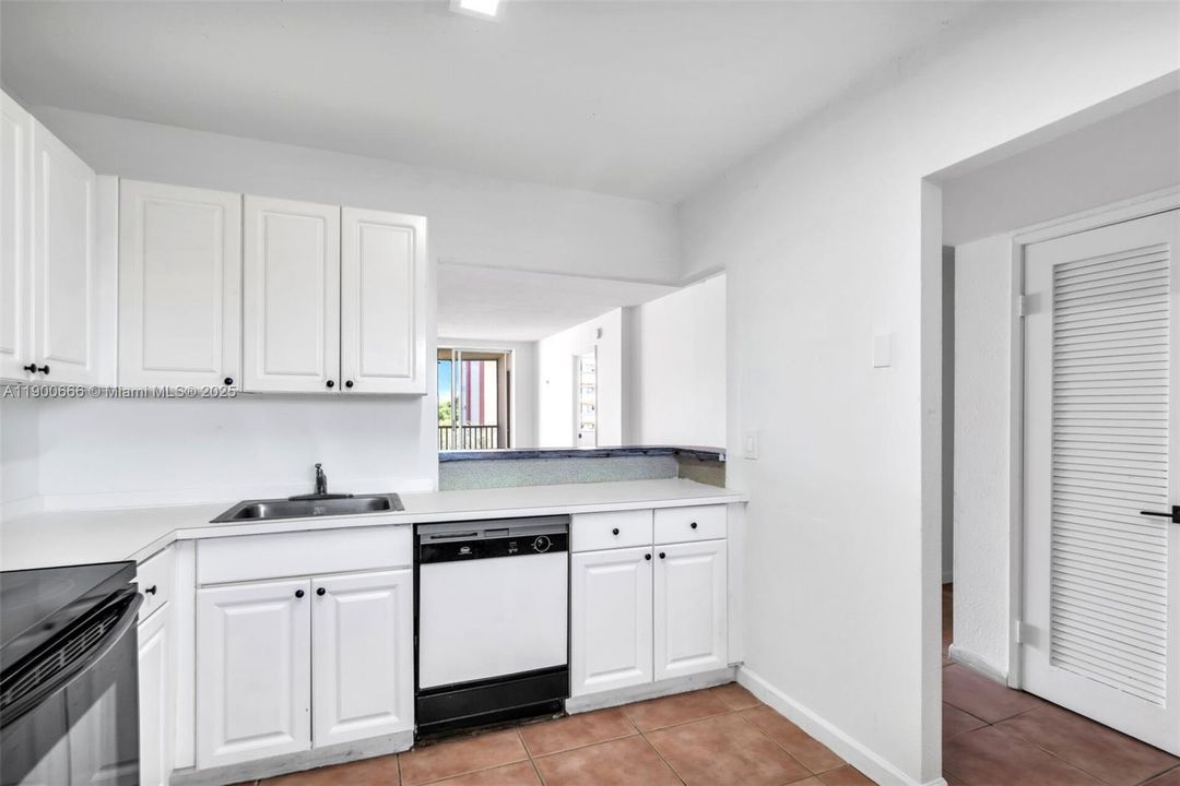 For Rent: $1,750 (1 beds, 1 baths, 1036 Square Feet)