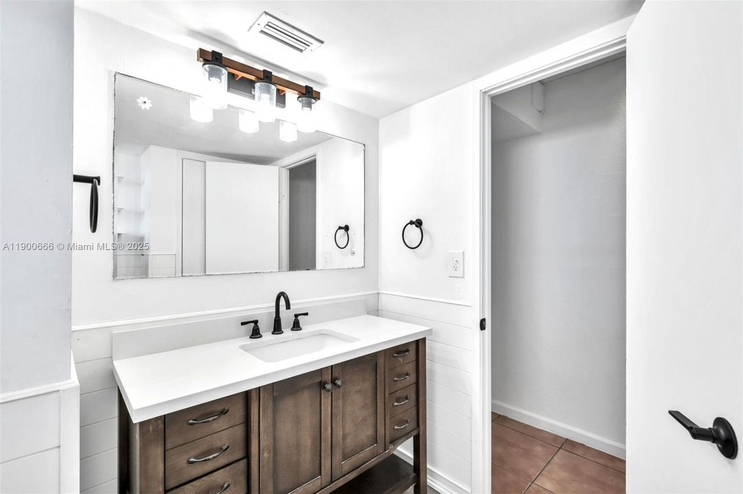 For Rent: $1,750 (1 beds, 1 baths, 1036 Square Feet)