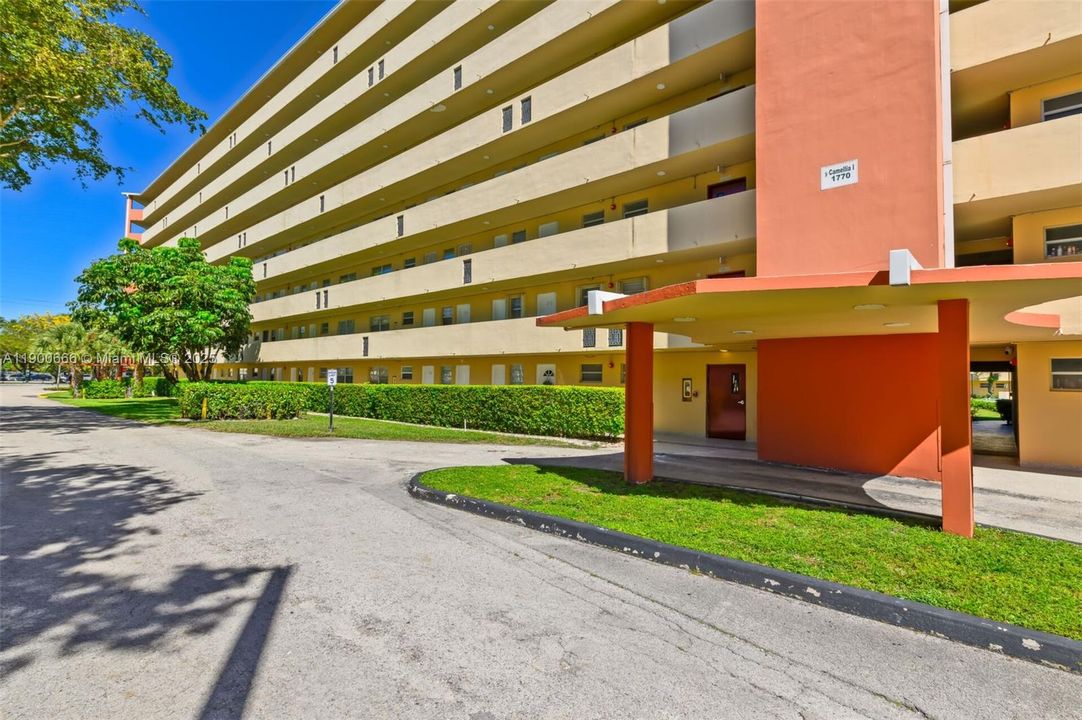 For Rent: $1,750 (1 beds, 1 baths, 1036 Square Feet)