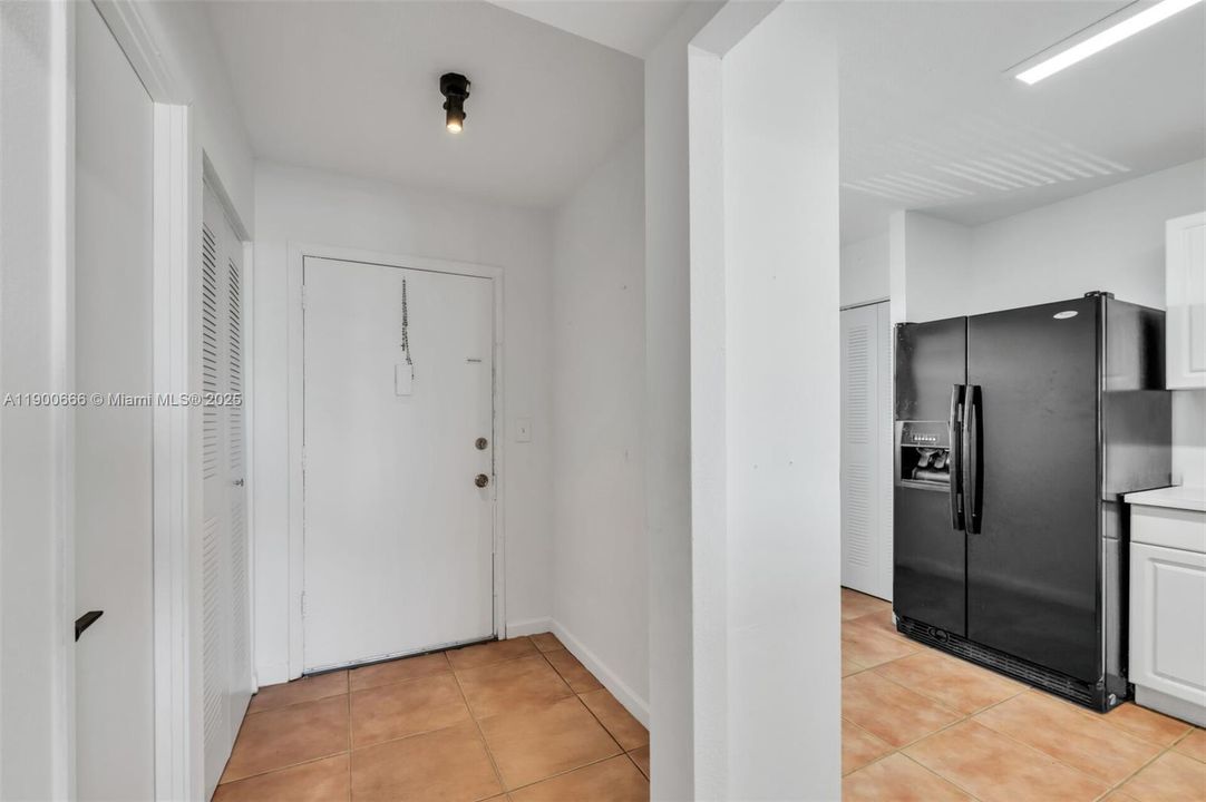 For Rent: $1,750 (1 beds, 1 baths, 1036 Square Feet)