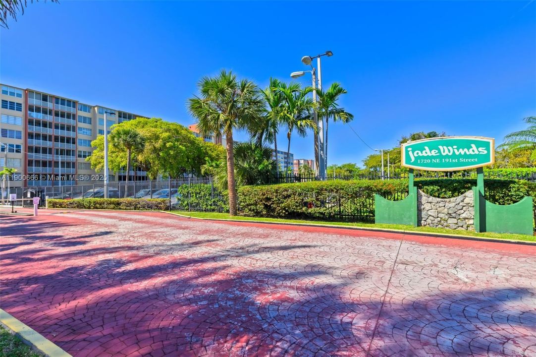 For Rent: $1,750 (1 beds, 1 baths, 1036 Square Feet)