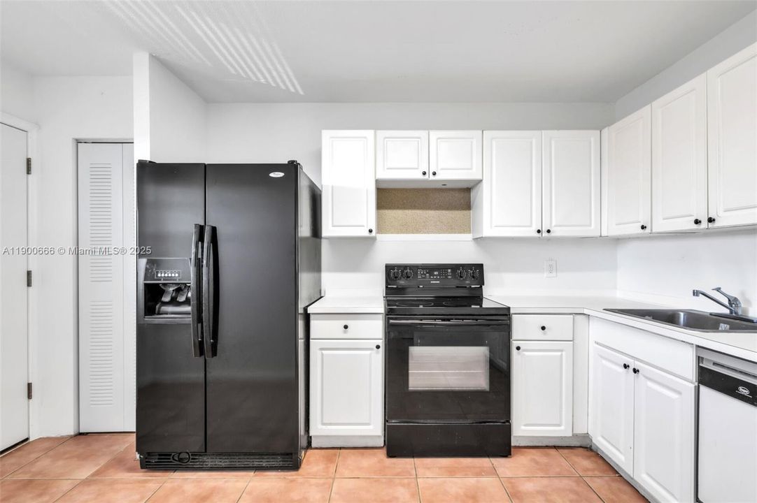 For Rent: $1,750 (1 beds, 1 baths, 1036 Square Feet)