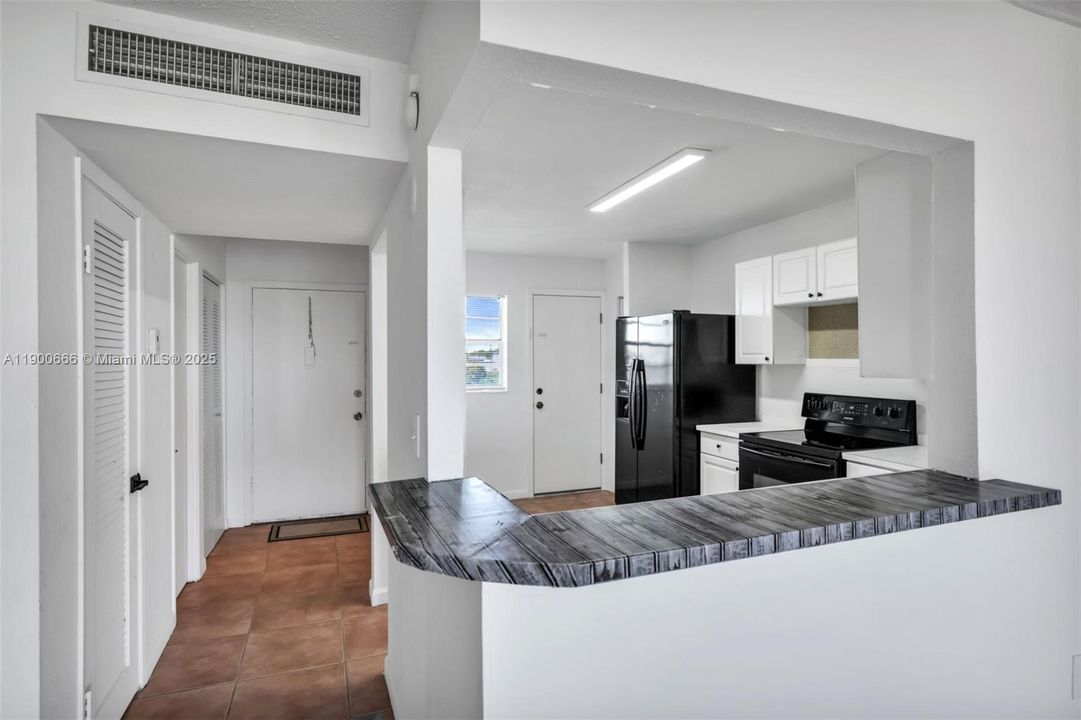 For Rent: $1,750 (1 beds, 1 baths, 1036 Square Feet)