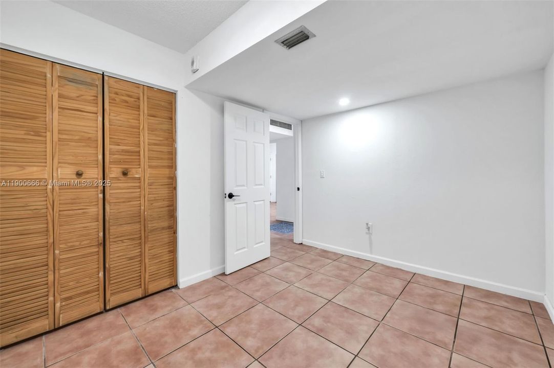 For Rent: $1,750 (1 beds, 1 baths, 1036 Square Feet)