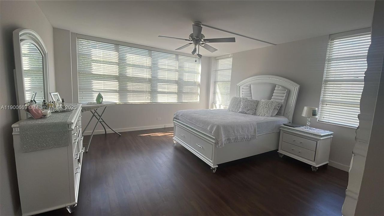 合同活跃: $3,200 (2 贝兹, 2 浴室, 1463 平方英尺)