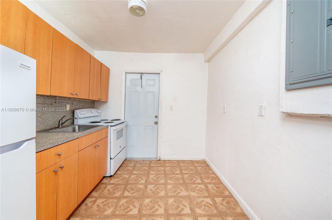 For Rent: $1,950 (2 beds, 1 baths, 2664 Square Feet)