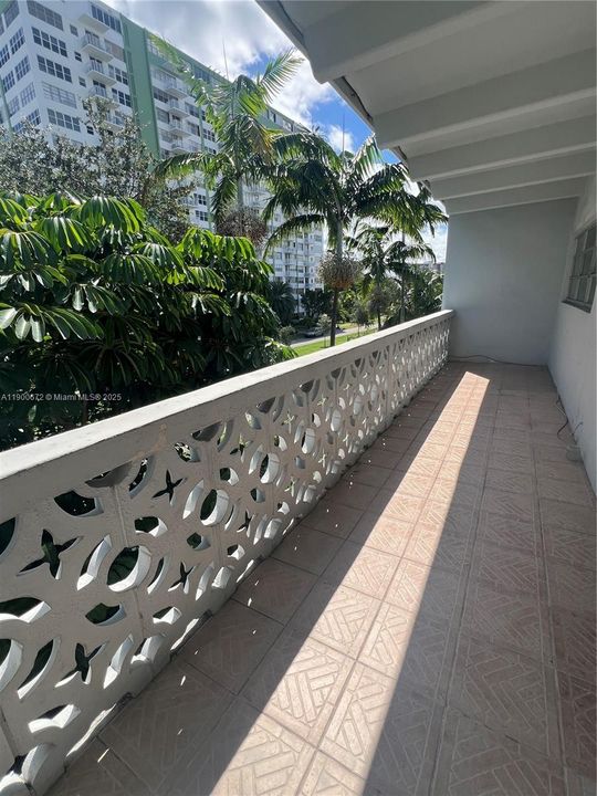 Active With Contract: $207,000 (2 beds, 2 baths, 1141 Square Feet)