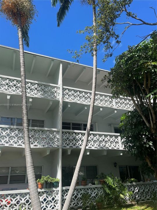 Active With Contract: $207,000 (2 beds, 2 baths, 1141 Square Feet)