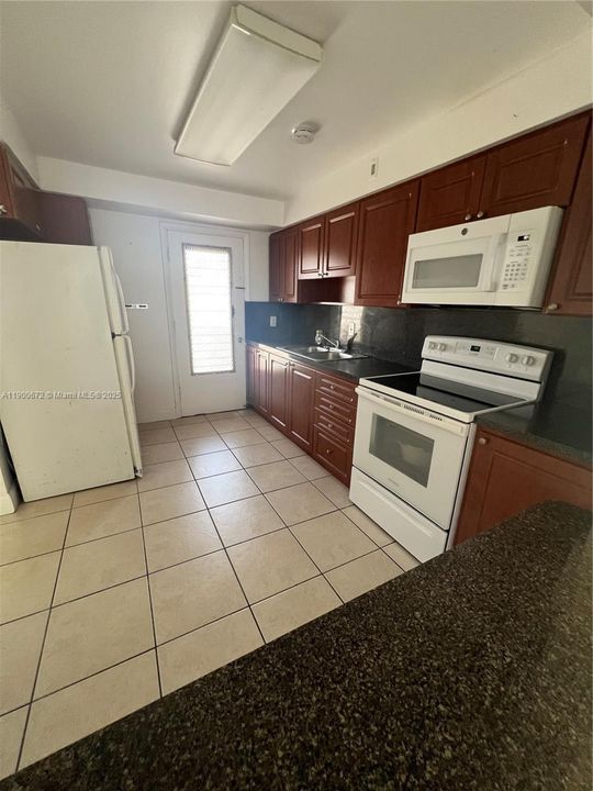 Active With Contract: $207,000 (2 beds, 2 baths, 1141 Square Feet)