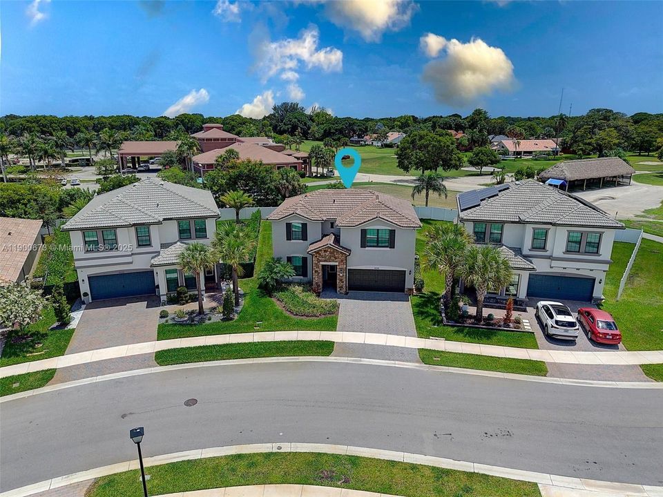 En Venta: $870,000 (5 camas, 3 baños, 2860 Pies cuadrados)