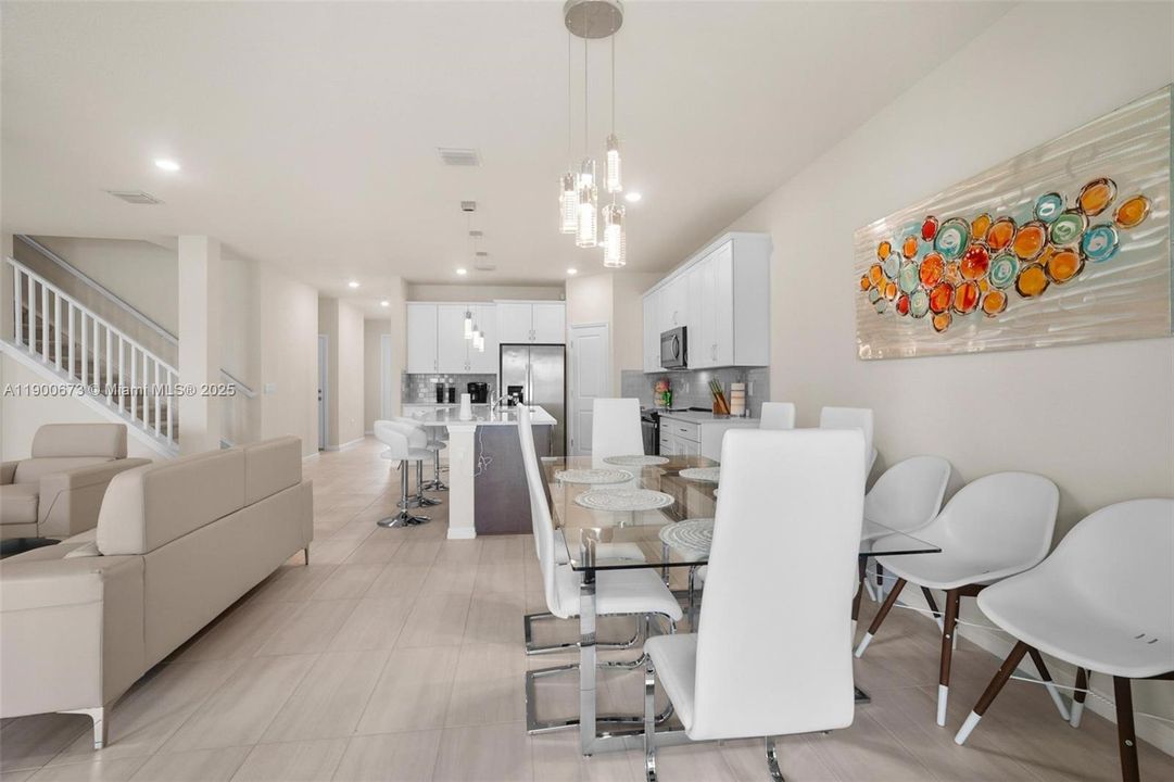 En Venta: $870,000 (5 camas, 3 baños, 2860 Pies cuadrados)