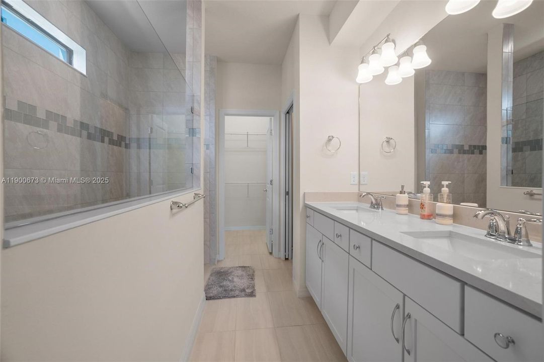 En Venta: $870,000 (5 camas, 3 baños, 2860 Pies cuadrados)