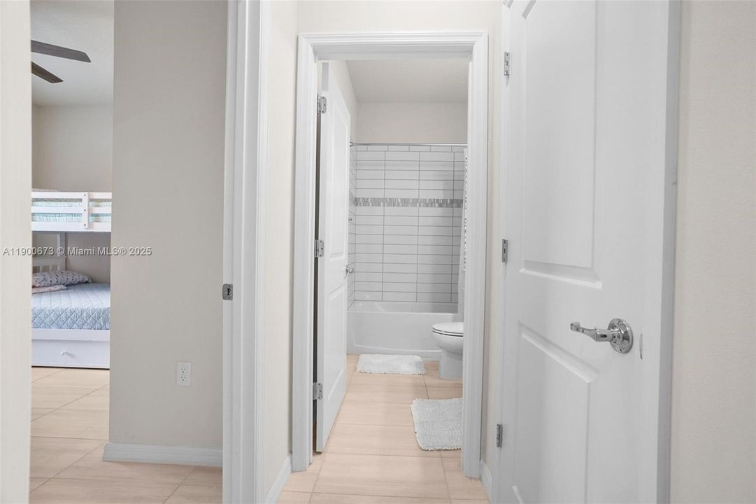 En Venta: $870,000 (5 camas, 3 baños, 2860 Pies cuadrados)