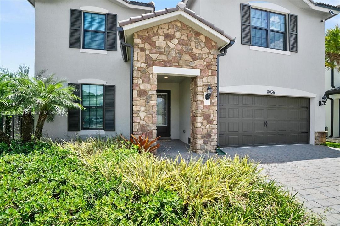 En Venta: $870,000 (5 camas, 3 baños, 2860 Pies cuadrados)