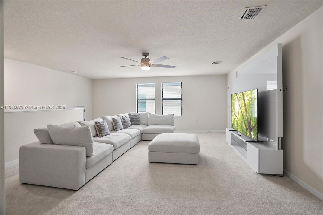 En Venta: $870,000 (5 camas, 3 baños, 2860 Pies cuadrados)